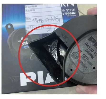 喇叭內部積水的實際案例照片，開口朝上導致水留在螺旋腔體內